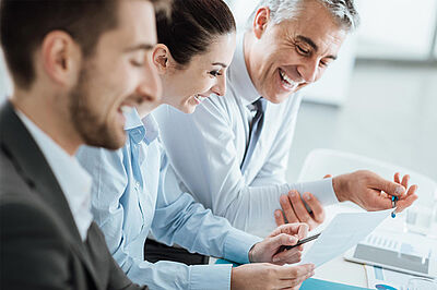 Un groupe de professionnels engage la discussion gaiement, illustrant l'atteinte des objectifs des cursus de Dauphine Executive Education formation continue de l'Université Paris Dauphine-PSL
