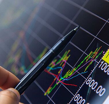 Professionnels analysant un graphique | Certificat Conformité financière en formation continue | Dauphine Executive Education (Université Paris Dauphine-PSL)