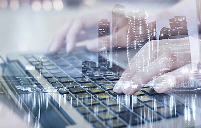 Les mains d'un professionnel tapant sur un clavier d'ordinateur illustrant l'Executive Mastère Spécialisé® Management Stratégique de l'Information et des Technologies Dauphine Executive Education formation continue de l'Université Paris Dauphine-PSL